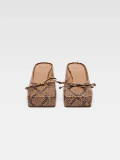 The low Ballet mules