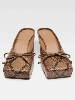 The low Ballet mules