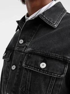 The denim de-Nîmes jacket