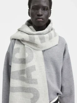 The Jacquemus scarf