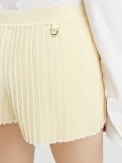 The pleated knit shorts